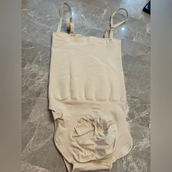 SKIMS CORE CONTROL
HIGH-WAISTED BRIEF - Picture 6 of 12